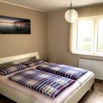 Schlafzimmer mit großem Doppelbett