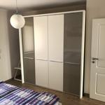 Schlafzimmer mit Schrank