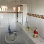 Badezimmer mit Spiegelschrank