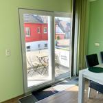 Essbereich mit Zugang zum Balkon