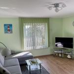 Wohnzimmer mit Sitzecke und TV