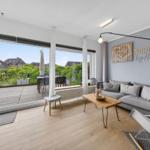 Wohnzimmer mit Sofa, Tisch und Blick auf Terrasse