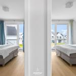 Zwei Schlafzimmer mit Balkon und Blick auf die Umgebung.
