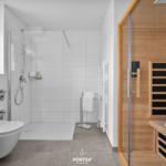Badezimmer mit Dusche, Toilette und Sauna