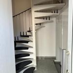 Höhenverstellbare Treppe mit schwarzem Teppich und Metallgeländer