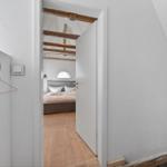 Durchgang in Schlafzimmer mit Holzboden und Dachschrägen