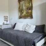 Schlafzimmer mit Bett, Nachttisch und Wandbild