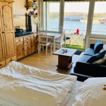 Zimmer mit Blick auf Wasser, Sofa, Tisch und Bett