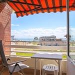 Terrasse mit Sitzgruppe und Blick aufs Meer