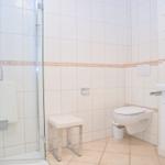 Badezimmer mit Dusche, Toilette und Waschbecken