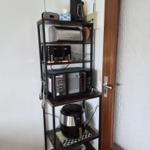 Küchenzeile mit Mikrowelle, Toaster und Airfryer auf Regal