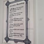 Gefasstes Zitat mit keltischem Ornament an der Wand