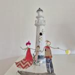 Dreifach-Figur mit Leuchtturm auf Holzstumpf