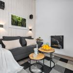 Ein Wohnzimmer mit Sofa, Kamin und Tisch mit Obst.
