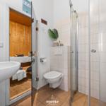 Bad mit Dusche, WC und Blick in die Sauna.