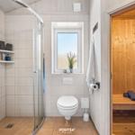 Badezimmer mit Dusche, Toilette und Sauna