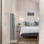 Schlafzimmer mit Bett, Wandbild und Decke an der Wand.
