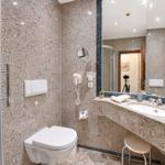 Bad mit Dusche, WC und Waschbecken aus Marmor