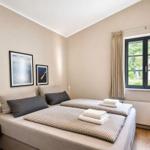Zimmer mit Doppelbett, Fenster und Wandbildern