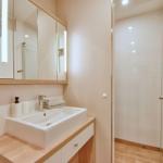 Badezimmer mit Waschbecken, Spiegelschrank und Dusche