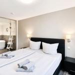 Bedroom with double bed and adjoining bathtub