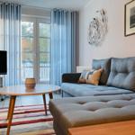 Wohnbereich mit Sofa und TV
