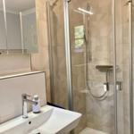 Badezimmer mit Dusche