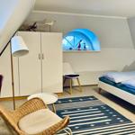 Schlafzimmer mit Doppelbett und Kleiderschrank