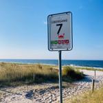 Übergang 7 am Strand mit Sanddünen und Meer im Hintergrund.