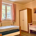 Schlafzimmer mit Einzelbetten und Kleiderschrank