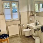 Badezimmer mit Dusche und Waschbecken