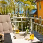 Terrasse mit Stuhl, Tisch und Blick auf den Strand.