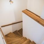 Holzgetriebene Treppe mit Handlauf und Wandbeleuchtung