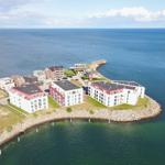 Meerfrontwohnungen auf einer Insel mit Blick auf das Wasser.