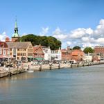 Hafenstadt mit historischen Gebäuden und Wasserfront