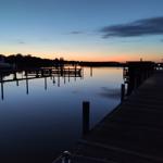 Abenddämmerung am Hafen mit Steg und ruhigem Wasser