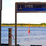 Landing Stage F mit Blick auf Wasser und roten Leitungskegel.
