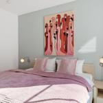 Schlafzimmer mit Bett, rosa Bettwäsche, Wandbild mit Flamingos und Nachttischen.