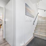 Hausgang mit Treppe und Blick in Essbereich