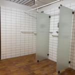 Dusche mit Duschwand, Handlauf und Bodenabfluss