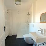 Badezimmer mit Dusche, Toilette und Waschbecken