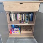 Schrank mit Büchern und Brettspielen im Wohnbereich