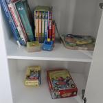 Bücher und Spiele für Kinder im Regal