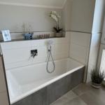 Bad mit Badewanne, Fenster und Dekoration