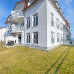 Wohnhaus mit Balkonen und Garten. Blick auf das Meer.