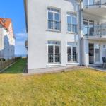 Haus mit Balkon, Garten und Terrasse. Blick auf das Meer.