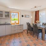 Küche und Essbereich mit Tisch, Stühlen und Fenster