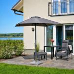 Terrasse mit Sitzgruppe, Sonnenschutz und Blick auf einen See.
