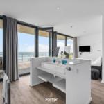 Moderne Suite mit Meerblick, Badewanne und Balkon