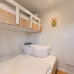 Zimmer mit Doppelbett und oberem Bett, Wanddekoration mit Anker.